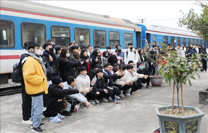 Đoàn học sinh Hà Nội tới ga Lưu Xá (Thái Nguyên). Ảnh: Hoàng Nguyên - TTXVN