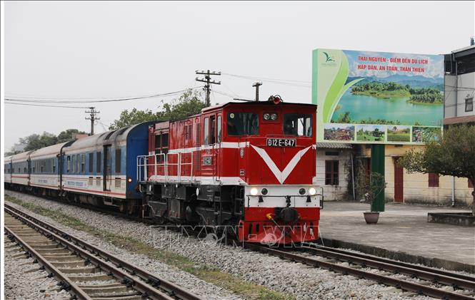 Đoàn tàu du tịch Hà Nội - Thái Nguyên tiến vào sân ga Lưu Xá (Thái Nguyên). Ảnh: Hoàng Nguyên - TTXVN