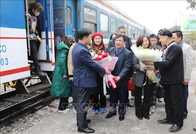 Lãnh đạo Sở Văn hóa, thể thao và du lịch Thái Nguyên đón các thầy cô giáo và học sinh Hà Nội trải nghiệm du lịch Thái Nguyên bằng tàu hoả. Ảnh: Hoàng Nguyên - TTXVN