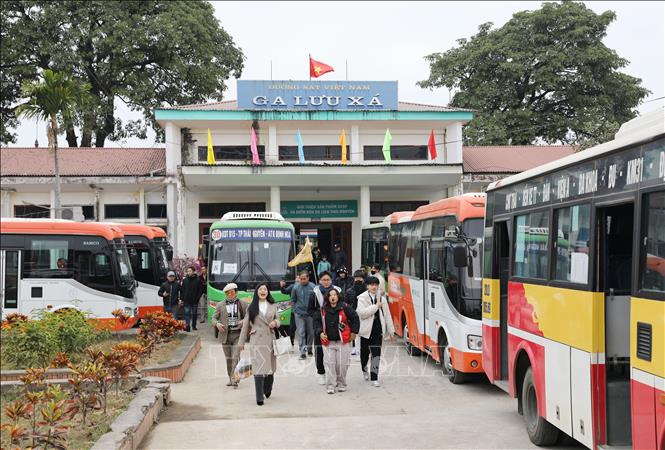 Sau khi đến ga Lưu Xá, đoàn học sinh Hà Nội sẽ tham quan các điểm du lịch nổi tiếng tại Thái Nguyên bằng ô tô. Ảnh: Hoàng Nguyên - TTXVN