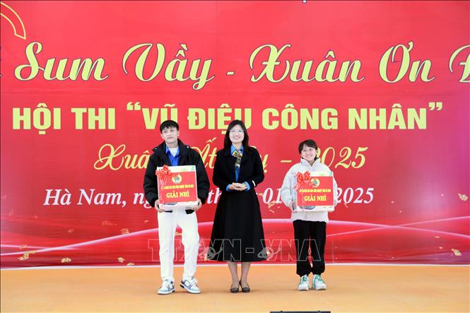 Trao giải Nhì cho các công nhân trúng giải “Bốc thăm trúng thưởng” tại chương trình. Ảnh: Đại Nghĩa - TTXVN