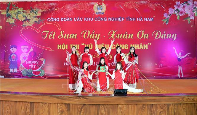 Tiết mục tại Hội thi“ Vũ điệu công nhân”.  Ảnh: Đại Nghĩa - TTXVN