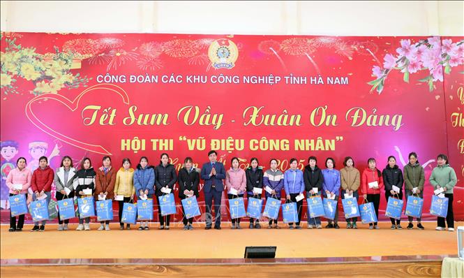 Chương trình tặng quà cho 500 đoàn viên, người lao động có hoàn cảnh khó khăn (mỗi suất trị giá 800.000 đồng). Ảnh: Đại Nghĩa - TTXVN