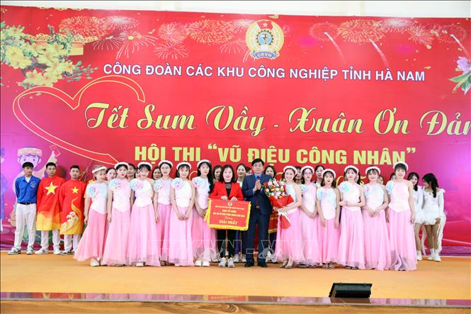 Ban tổ chức trao Giải Nhất tại Hội thi“ Vũ điệu công nhân”.  Ảnh: Đại Nghĩa - TTXVN
