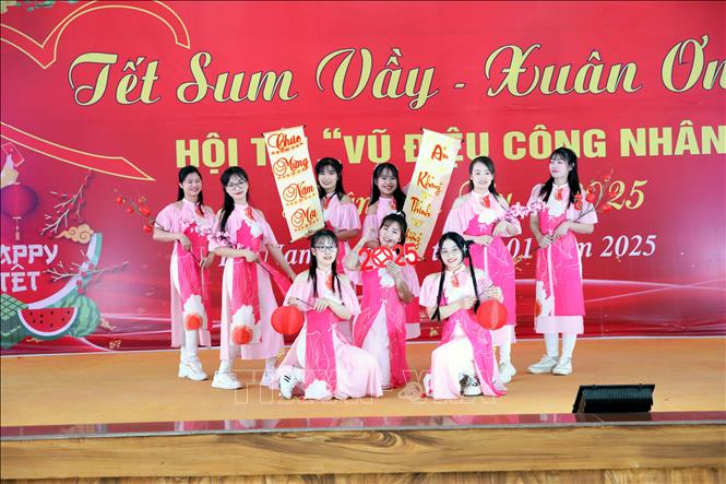 Tiết mục tại Hội thi“ Vũ điệu công nhân”.  Ảnh: Đại Nghĩa - TTXVN