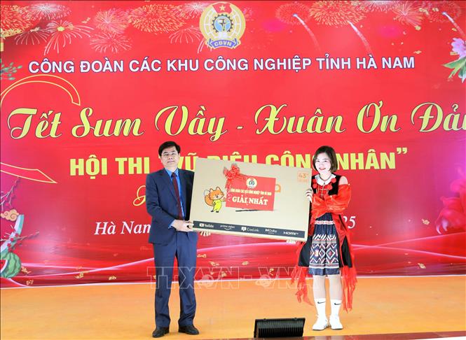 Trao giải Nhất cho công nhân trúng giải “Bốc thăm trúng thưởng” tại chương trình. Ảnh: Đại Nghĩa - TTXVN