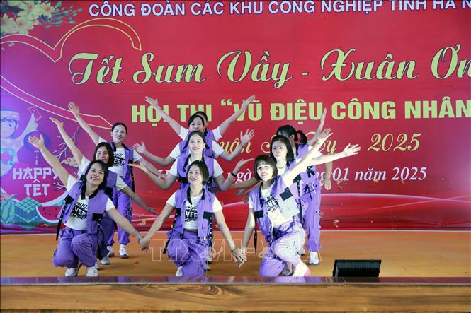 Tiết mục dự thi tại Hội thi“ Vũ điệu công nhân”.  Ảnh: Đại Nghĩa - TTXVN
