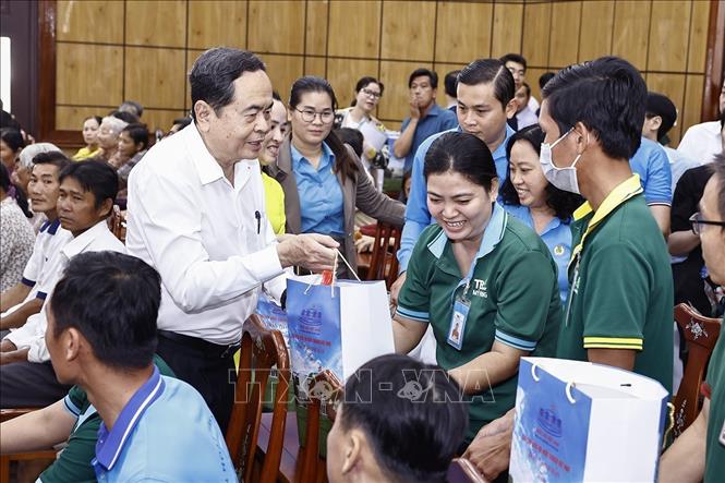 Chủ tịch Quốc hội Trần Thanh Mẫn tặng quà Tết cho hộ chính sách, công nhân, người lao động có hoàn cảnh khó khăn ở thành phố Trà Vinh. Ảnh: Doãn Tấn - TTXVN