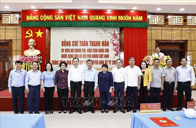 Chủ tịch Quốc hội Trần Thanh Mẫn với lãnh đạo tỉnh Trà Vinh. Ảnh: Doãn Tấn - TTXVN