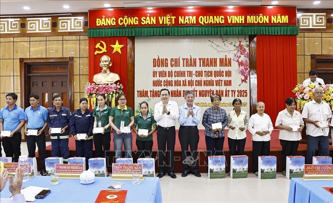 Chủ tịch Quốc hội Trần Thanh Mẫn tặng quà Tết cho hộ chính sách, công nhân, người lao động có hoàn cảnh khó khăn ở thành phố Trà Vinh. Ảnh: Doãn Tấn - TTXVN