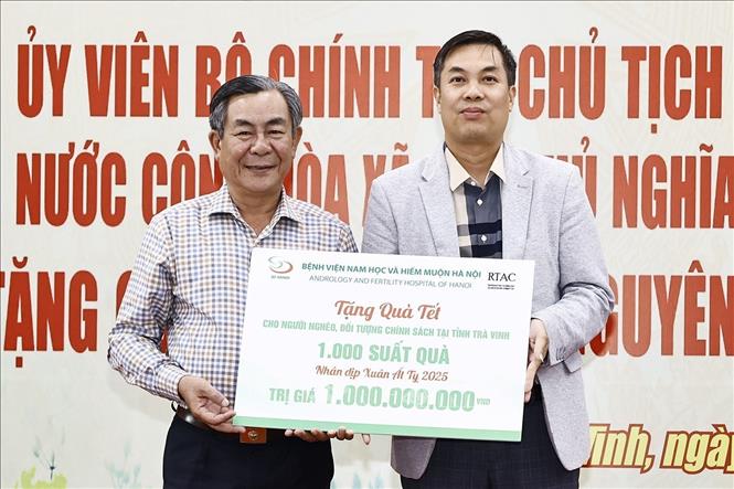 Bệnh viện Nam học và hiếm muộn Hà Nội trao tặng 1000 suất quà Tết cho Ủy ban Mặt trận Tổ quốc Việt Nam tỉnh Trà Vinh. Ảnh: Doãn Tấn - TTXVN
