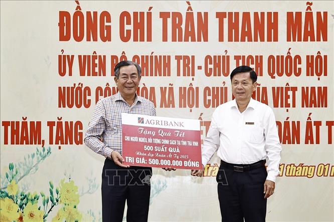 Ngân hàng Nông nghiệp và Phát triển nông thôn Việt Nam (Agribank) tặng 500 suất quà Tết cho Ủy ban Mặt trận Tổ quốc Việt Nam tỉnh Trà Vinh. Ảnh: Doãn Tấn - TTXVN
