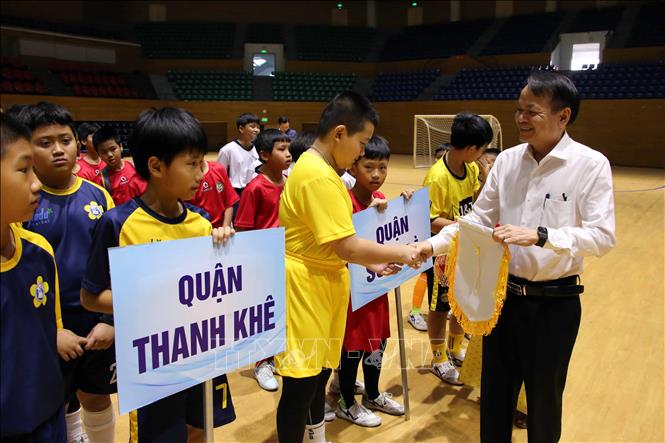 Giám đốc Trung tâm Thể dục thể thao thành phố Đà Nẵng Trần Công Tự trao cờ lưu niệm cho các đoàn vận động viên tham dự giải. Ảnh: Trần Lê Lâm – TTXVN 