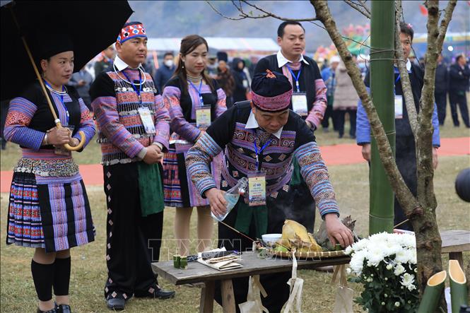 Thầy cúng làm lễ cầu bình an, sức khỏe, mùa màng cho người dân tại Lễ hội Gầu Tào. Ảnh: Trọng Đạt - TTXVN
