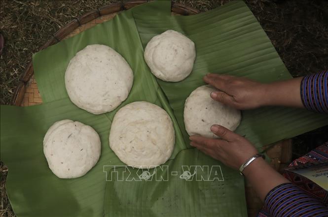 Món bánh dày đặc sản của người Mông Hang Kia - Pà Cò không thể thiếu trong những ngày lễ, Tết. Ảnh: Trọng Đạt - TTXVN