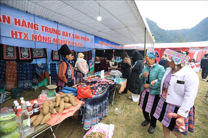 Các mặt hàng do người dân bản địa sản xuất được bán tại lễ hội. Ảnh: Trọng Đạt - TTXVN 