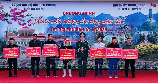 Trao kinh phí hỗ trợ 7 hộ dân nghèo xóa nhà tạm, mỗi hộ 60 triệu đồng. Ảnh: Đức Thọ - TTXVN
