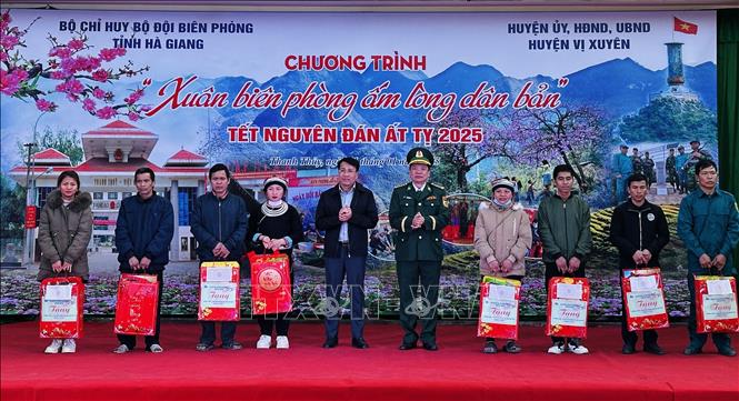 Trao quà Tết cho hộ nghèo ở các xã biên giới. Ảnh: Đức Thọ - TTXVN