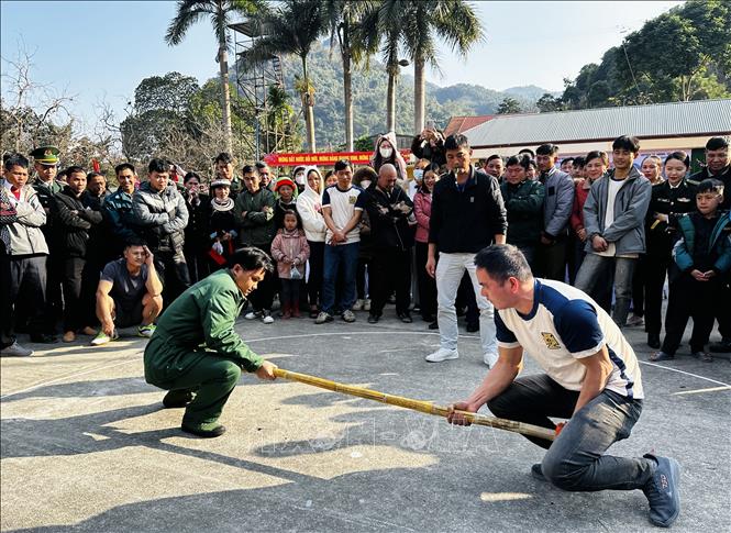 Trò chơi dân gian trong chương trình. Ảnh: Đức Thọ - TTXVN