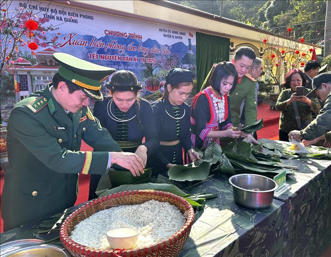 Dân bản và bộ đội biên phòng gói bánh chưng Tết. Ảnh: Đức Thọ - TTXVN 