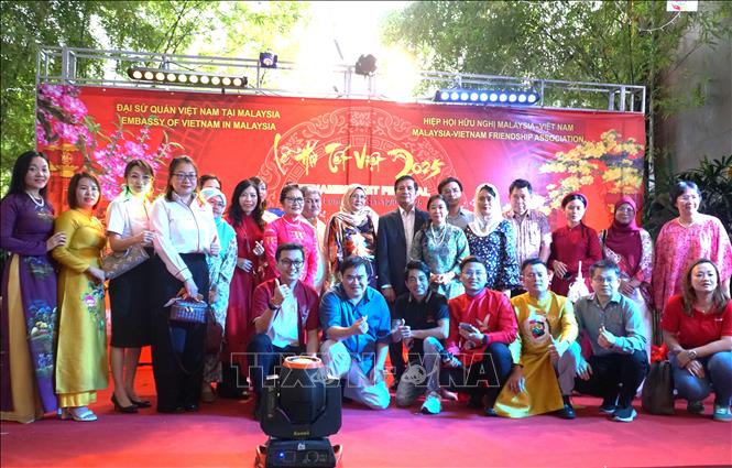 Đại sứ Đinh Ngọc Linh và phu nhân chụp ảnh kỷ niệm cùng các đại biểu tham dự Lễ hội Tết Việt 2025 tại Bukit Bintang, Kuala Lumpur. Ảnh: Hằng Linh-PV TTXVN tại Kuala Lumpur.
