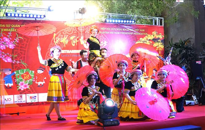 Tiết mục múa khèn tại lễ khai mạc Lễ hội Tết Việt 2025 tại Bukit Bintang, Kuala Lumpur. Ảnh: Hằng Linh-PV TTXVN tại Kuala Lumpur.
