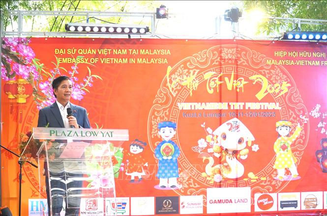 Đại sứ Đinh Ngọc Linh phát biểu khai mạc Lễ hội Tết Việt 2025 tại Bukit Bintang, Kuala Lumpur. Ảnh: Hằng Linh-PV TTXVN tại Kuala Lumpur.
