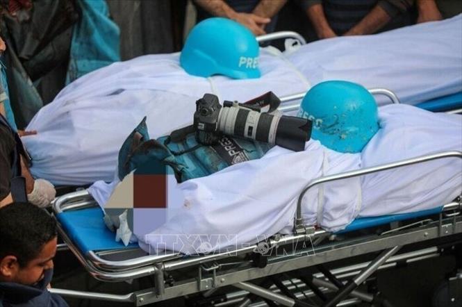 Các nhà báo Palestine thiệt mạng sau cuộc tấn công của Israel tại Dải Gaza. Ảnh: IRNA/TTXVN