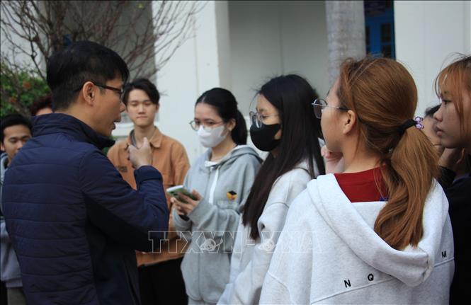 Cán bộ, giảng viên nhà trường dặn dò các em sinh viên các thông tin đón Tết an toàn trước khi các em được nghỉ Tết.Ảnh: Phan Sáu - TTXVN