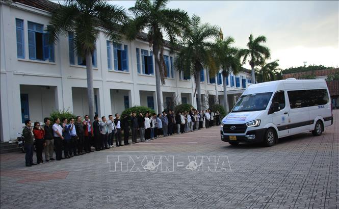 Ban giám hiệu Trường Đại học Nha Trang tiễn các em sinh viên về quê đón Tết trên các chuyến xe yêu thương. Ảnh: Phan Sáu - TTXVN