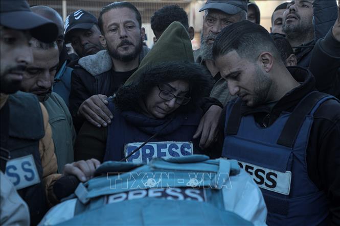 Đám tang một nhà báo Palestine thiệt mạng trong cuộc tấn công của Israel tại Dải Gaza. Ảnh: THX/TTXVN