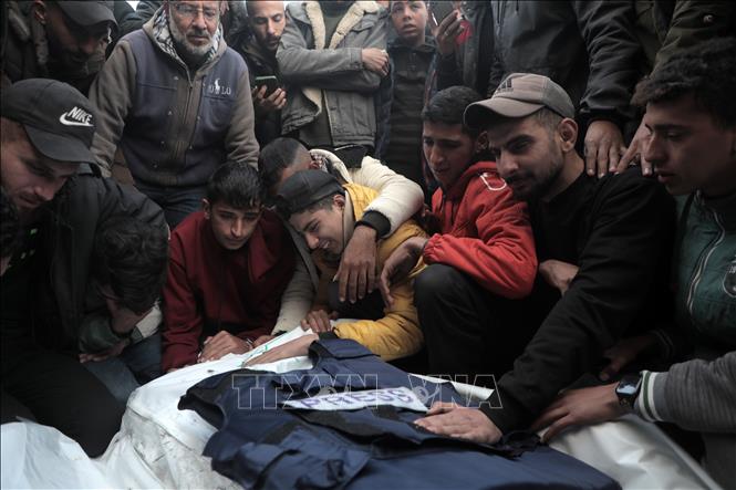 Đám tang một nhà báo Palestine thiệt mạng trong cuộc tấn công của Israel tại Dải Gaza. Ảnh: THX/TTXVN