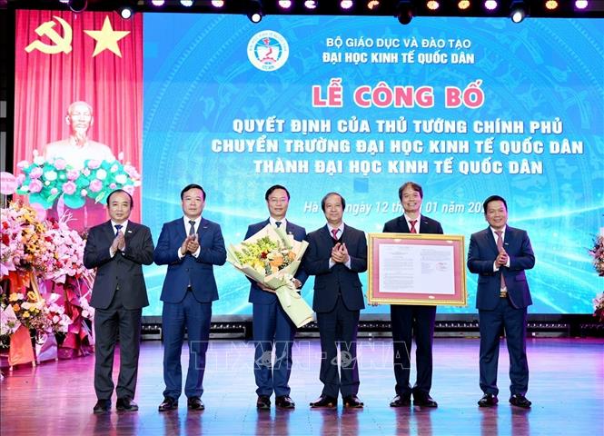 Bộ trưởng Bộ Giáo dục và Đào tạo Nguyễn Kim Sơn trao Quyết định cho lãnh đạo Đại học Kinh tế Quốc dân. Ảnh: TTXVN phát