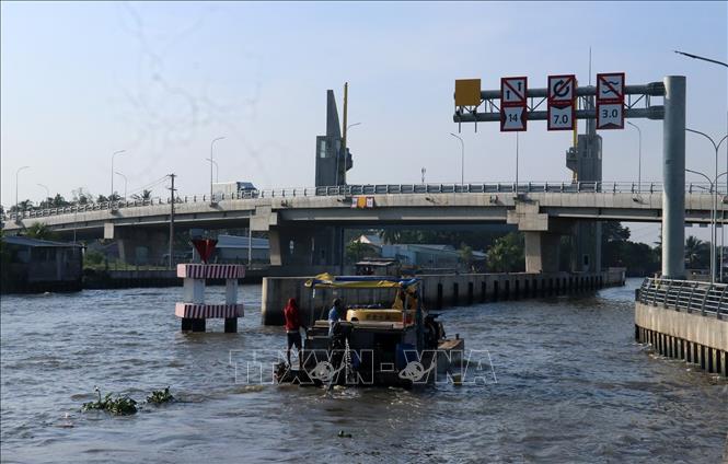 Cống - âu thuyền Vàm Bà Lịch vận hành kiểm soát mặn phục vụ sản xuất và giao thông đường thủy. Ảnh: Lê Huy Hải - TTXVN
