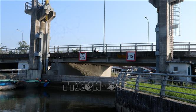 Cống Tà Niên trên địa bàn huyện Châu Thành (Kiên Giang) ngăn mặn, giữ ngọt phục vụ sản xuất. Ảnh: Lê Huy Hải - TTXVN
