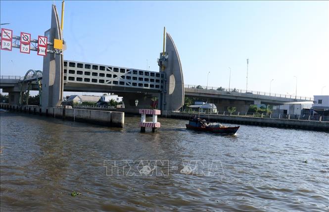 Cống - âu thuyền Vàm Bà Lịch vận hành kiểm soát mặn phục vụ sản xuất và giao thông đường thủy. Ảnh: Lê Huy Hải - TTXVN
