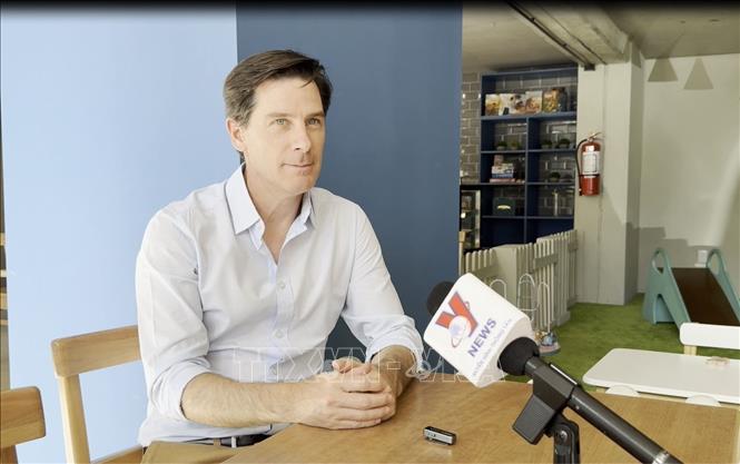 Dr. Ignacio Bartesaghi, Director of the International Business Institute of the Catholic University of Uruguay, gives an interview to Vietnam News Agency. VNA Photo: Diệu Hương