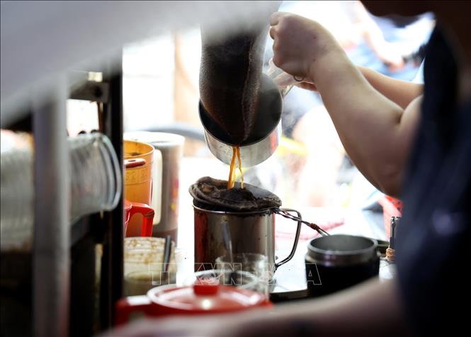 The making of ca phe vot (net-filter coffee). VNA Photo: Hồng Đạt