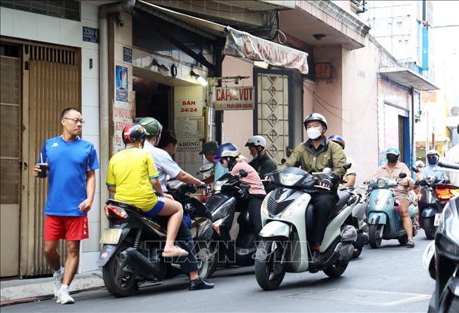 The shop's peak time of the day is in the morning from 6 - 8, when people going to work stop by to grab their daily cup of joe. VNA Photo: Hồng Đạt