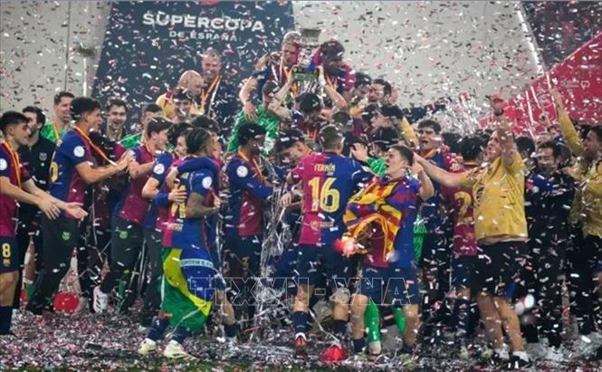 Niềm vui đăng quang Siêu cúp Tây Ban Nha của các tuyển thủ Barcelona, ngày 13/1/2025. Ảnh: AP/TTXVN