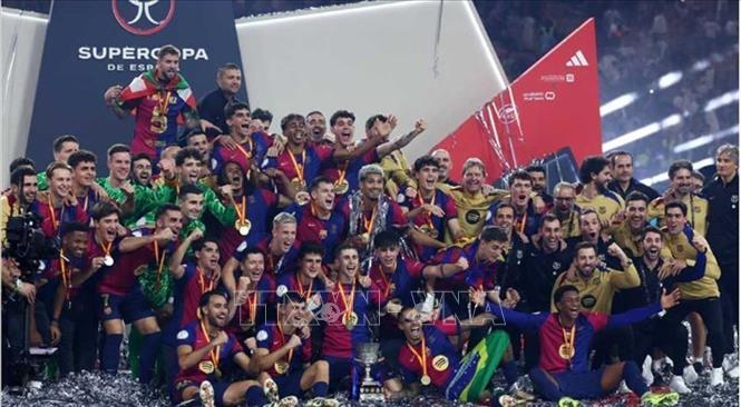 Niềm vui đăng quang Siêu cúp Tây Ban Nha của các tuyển thủ Barcelona. Ảnh: REUTERS/TTXVN 