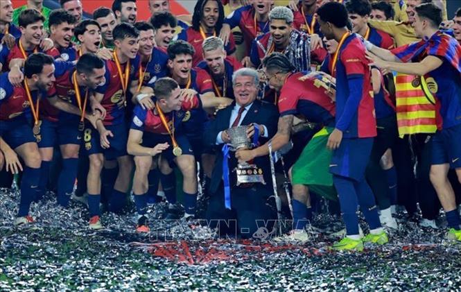 Niềm vui đăng quang Siêu cúp Tây Ban Nha của các tuyển thủ Barcelona. Ảnh: REUTERS/TTXVN 