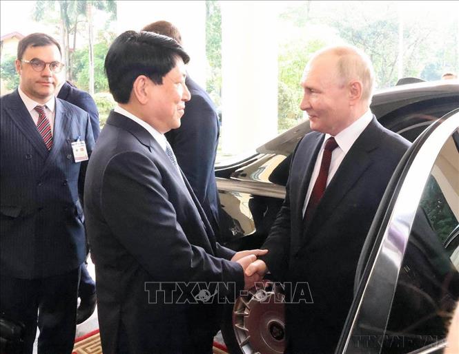 Ủy viên Bộ Chính trị, Thường trực Ban Bí thư Lương Cường đón Tổng thống Liên bang Nga Vladimir Putin tại sảnh Trụ sở Trung ương Đảng (20/6/2024). Ảnh: Lâm Khánh – TTXVN
