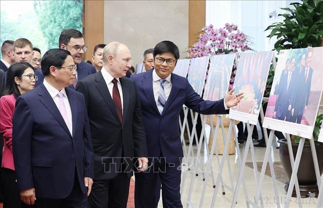 Thủ tướng Phạm Minh Chính và Tổng thống Liên bang Nga Vladimir Putin xem trưng bày một số hình ảnh tiêu biểu về quan hệ Việt Nam – Liên bang Nga, do Thông tấn xã Việt Nam thực hiện (20/6/2024). Ảnh: Dương Giang – TTXVN