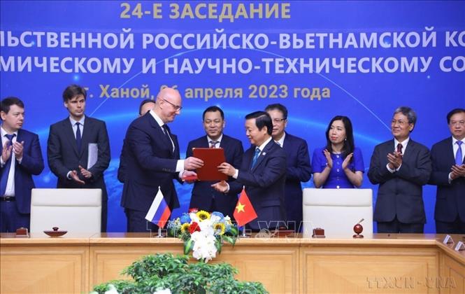 Phó Thủ tướng Trần Hồng Hà và Phó Thủ tướng Nga Dmitry Chernyshenko ký Biên bản Khóa họp lần thứ 24 Ủy ban liên Chính phủ Việt Nam - Liên bang Nga (Hà Nội, 6/4/2023). Ảnh: Văn Điệp - TTXVN