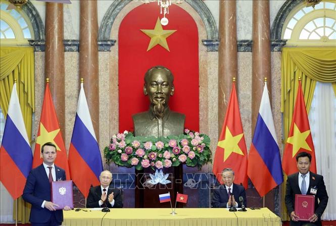 Chủ tịch nước Tô Lâm và Tổng thống Liên bang Nga Vladimir Putin chứng kiến trao các văn kiện đã ký kết giữa hai nước (Hà Nội, 20/6/2024) . Ảnh: Nhan Sáng - TTXVN