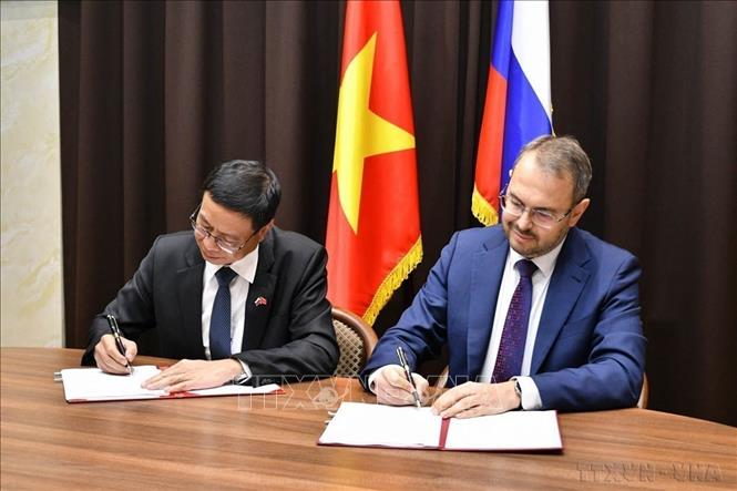 Thứ trưởng Bộ Khoa học và Công nghệ Lê Xuân Định - Chủ tịch Phân ban Việt Nam và Thứ trưởng Bộ Khoa học và Giáo dục Đại học Liên bang Nga Mogilievskyi Konstantin Iliych - Chủ tịch Phân ban Liên Bang Nga ký kết thỏa thuận hợp tác Kỳ họp lần thứ 5 Ủy ban Hợp tác Nga-Việt trong lĩnh vực giáo dục, khoa học và công nghệ (10/9/2024). Ảnh: Quang Vinh - TTXVN