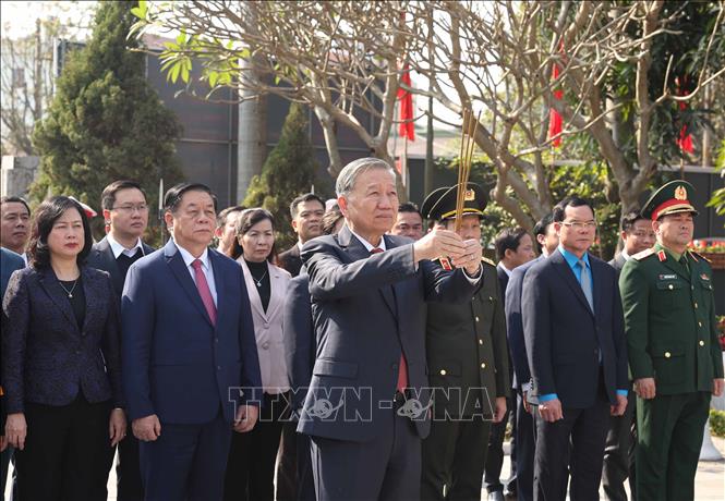 Tổng Bí thư Tô Lâm dâng hương tại Khu lưu niệm Tổng Bí thư Nguyễn Văn Cừ (phường Phù Khê, thành phố Từ Sơn, tỉnh Bắc Ninh). Ảnh: Thống Nhất – TTXVN