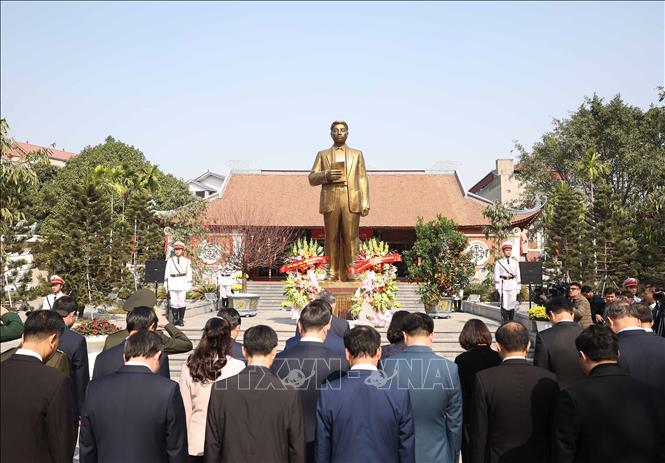 Đoàn công tác Trung ương dâng hương tại Khu lưu niệm Tổng Bí thư Nguyễn Văn Cừ (phường Phù Khê, thành phố Từ Sơn, tỉnh Bắc Ninh). Ảnh: Thống Nhất – TTXVN