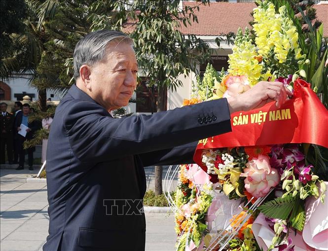 Tổng Bí thư Tô Lâm dâng hoa tại Khu lưu niệm Tổng Bí thư Nguyễn Văn Cừ (phường Phù Khê, thành phố Từ Sơn, tỉnh Bắc Ninh). Ảnh: Thống Nhất – TTXVN